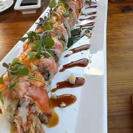 Rouleau arc-en-ciel aux crevettes, panko et saumon, 8 pièces