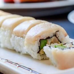 Rouleau arc-en-ciel à l'anguille caramélisée (Unagi) 4 pièces