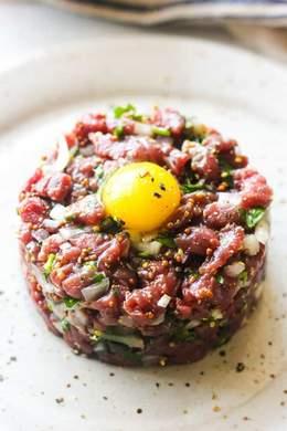 Tartare De Filet De Boeuf Avec Œuf De Caille