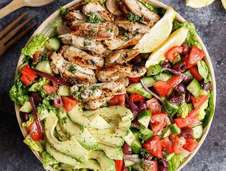 Salade de Crudités au Poulet Grillé Epicé