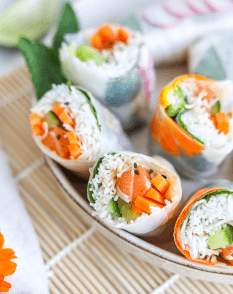 Assiette de Springs Rolls Bouquet de Salade Sauce Aigre Doux