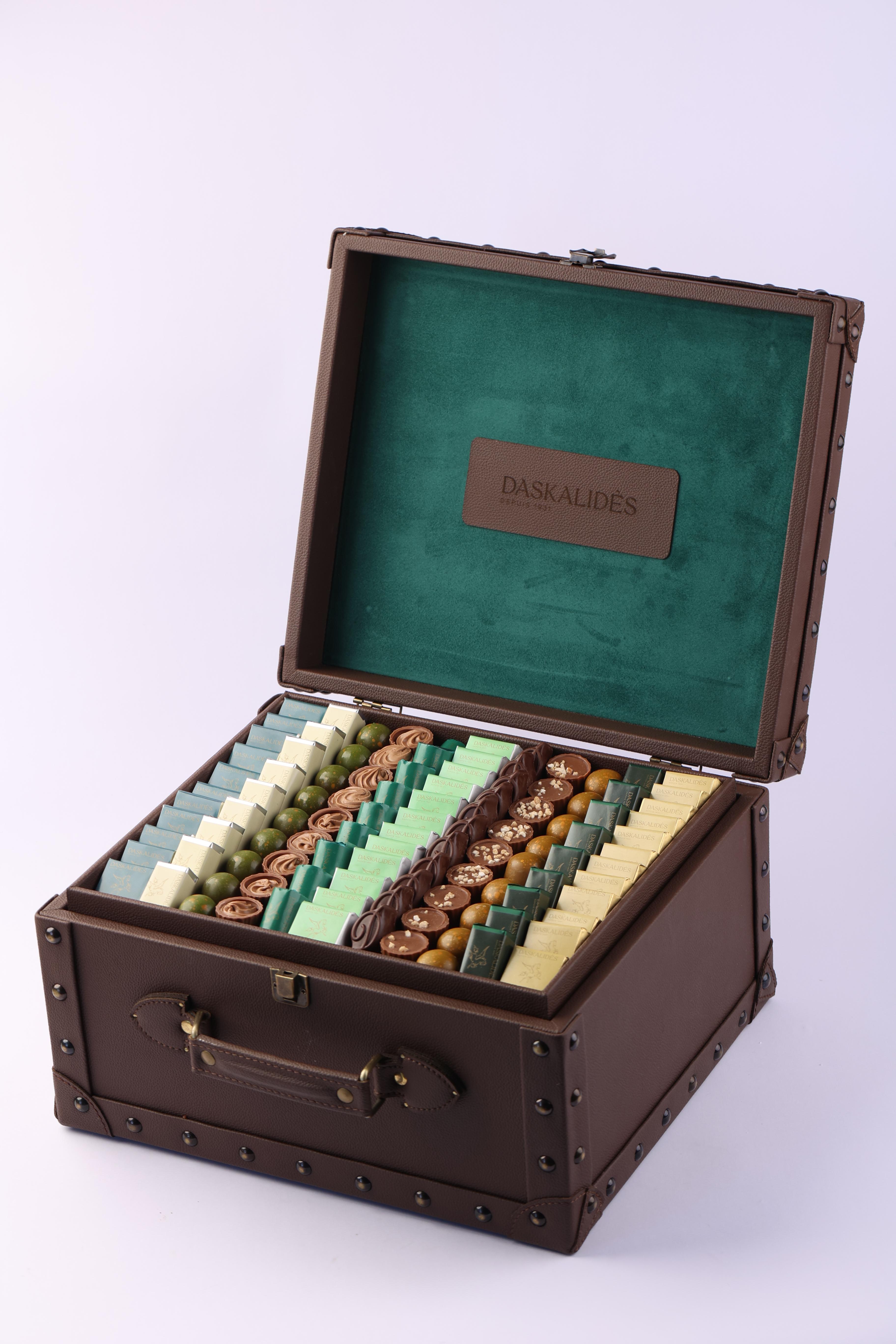 Malle Vintage revêtement en simili cuir et bouclerie dorée GM -1,7kg