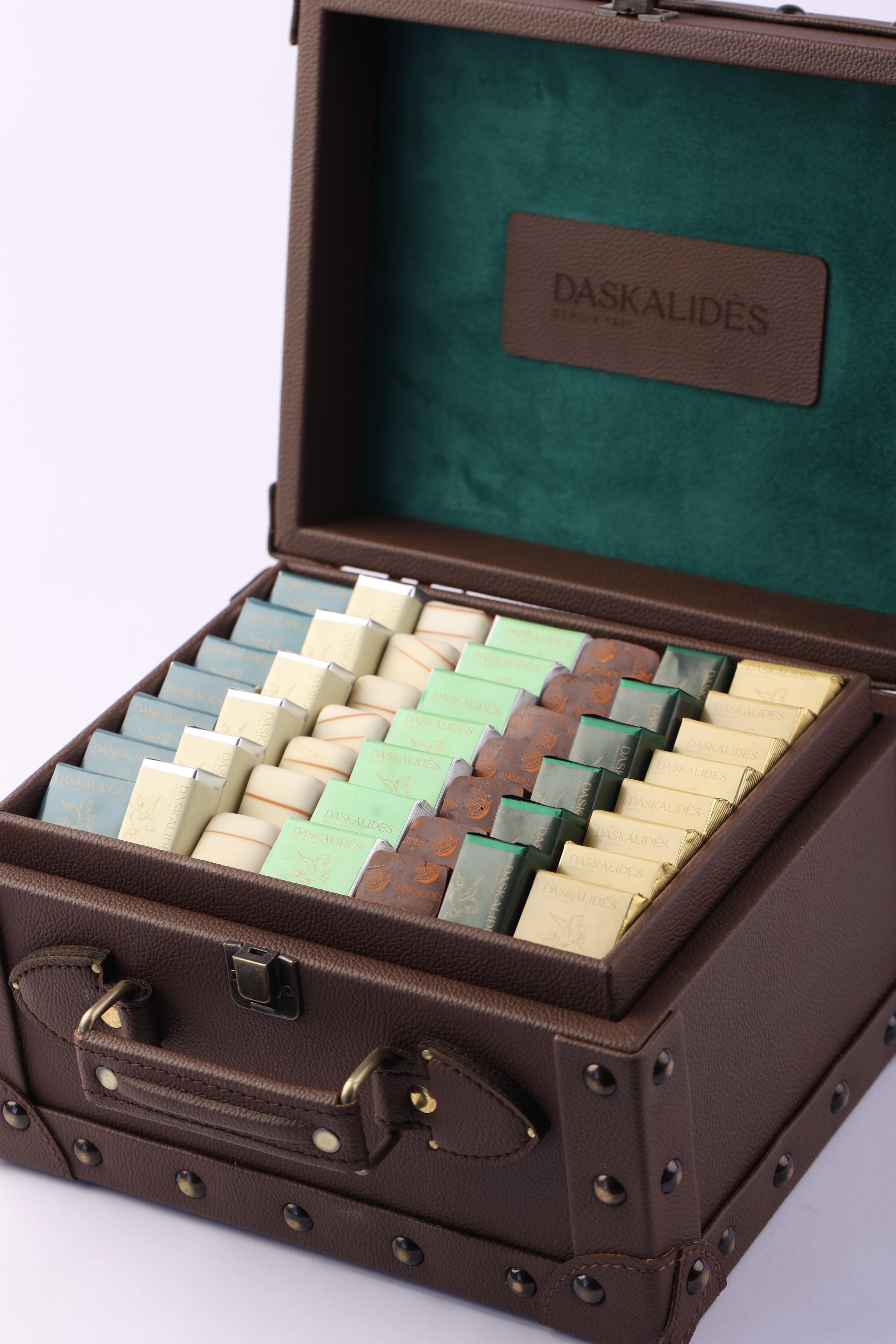 Malle Vintage revêtement en simili cuir et bouclerie dorée PM -900g