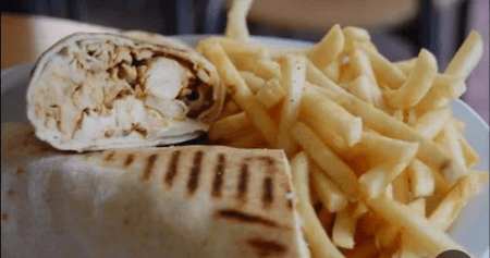 Quatre sandwichs  au Choix  + Quatre Frites  + Boisson  1.5 L