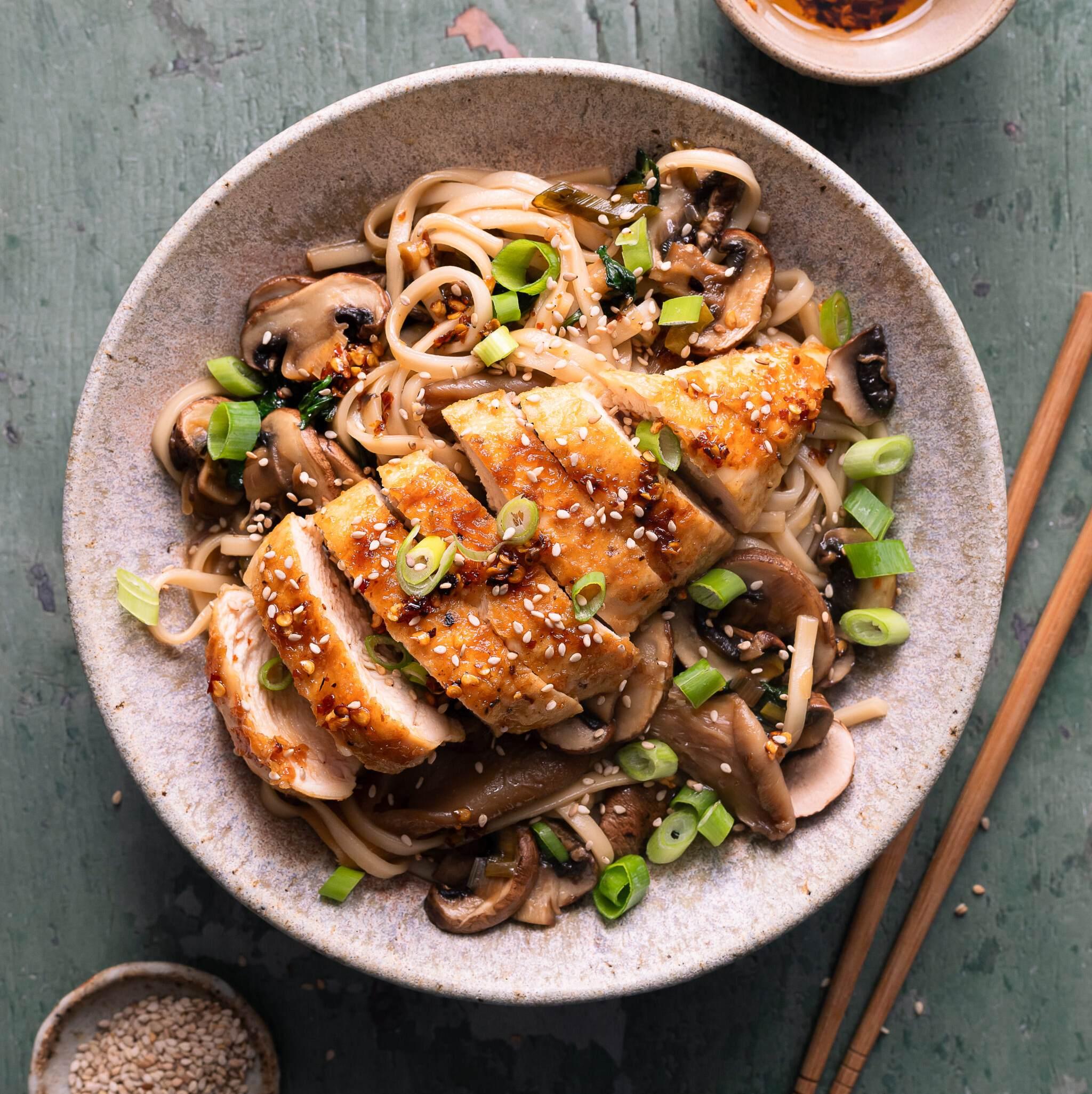 Wok De Nouilles Au Poulet Grillé