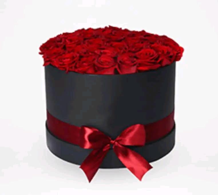 Box ronde avec des fleurs rouge