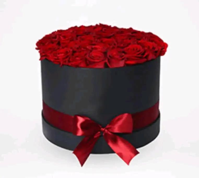 Box ronde avec des fleurs rouge