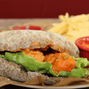 Batbout Mima aux boulettes de poisson + Frites croustillantes