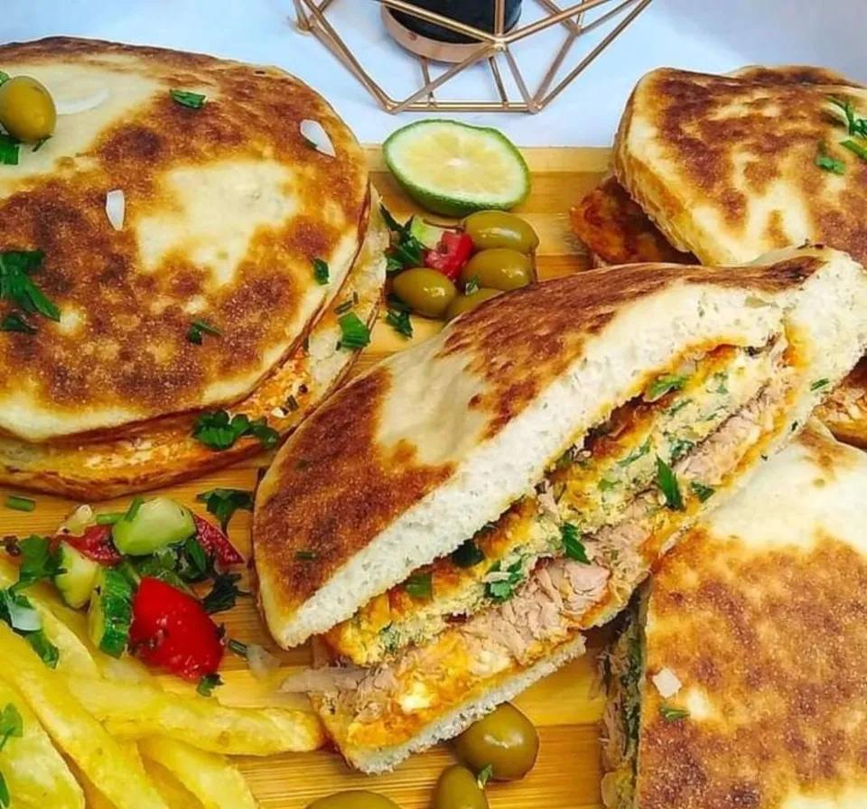 Chapati Mahboul (poulet,viande hachée,mozzarella,omelette)