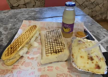 Tacos Mixte  + Panini Poulet + Mini Poutine Saucisse  + 2 JUS