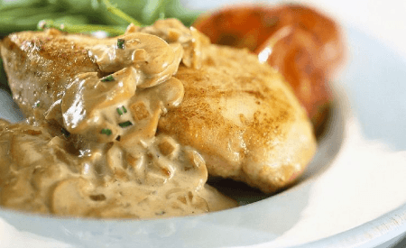 Plat escalope à la crème et aux champignons