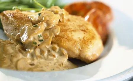 Plat escalope à la crème et aux champignons