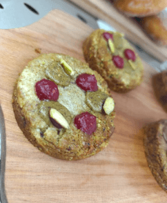 Cookies pistache chocolat blanc coulis framboise