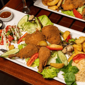 Breaded crispy box (2 pcs pestle + 6 pcs chicken wing)+garnish + drink