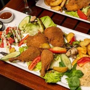 Breaded crispy box (2 pcs pestle + 6 pcs chicken wing)+garnish + drink