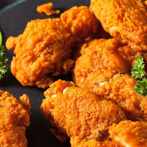 Box family 4 prs ( 9 breaded drumsticks + 20 grilled wings)+2 topping+ salad+ 4 fries+ 4 drinks