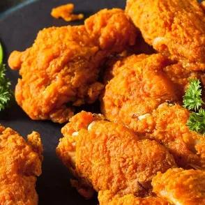 Box family 4 prs ( 9 breaded drumsticks + 20 grilled wings)+2 topping+ salad+ 4 fries+ 4 drinks