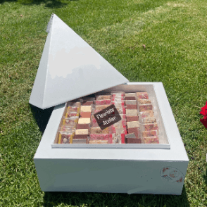 Pyramid en cuir contenant chocolat et nougat