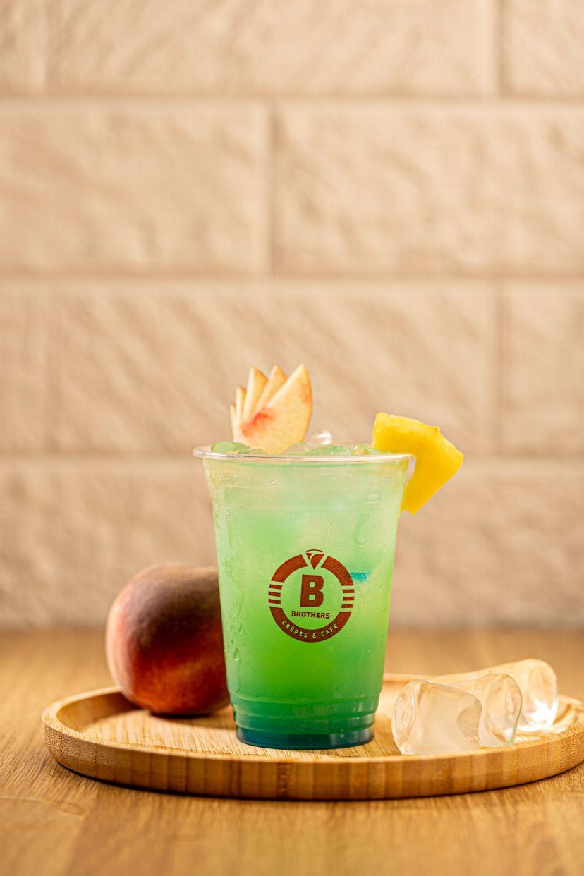 Cocktail Pêche, Ananas & Curaçao Bleu