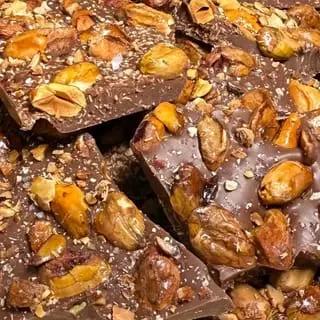 Chocolat Au Lait Knufa Pistaches Caramélisées