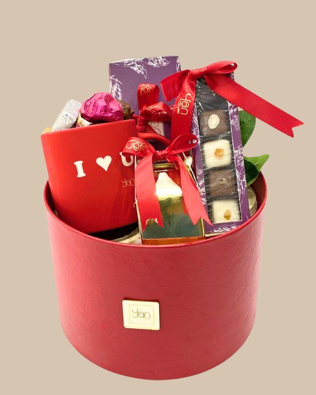 Gift box, 5 chcolat piece , 200g nougat, love u mug, 5 cigar, 60g galley