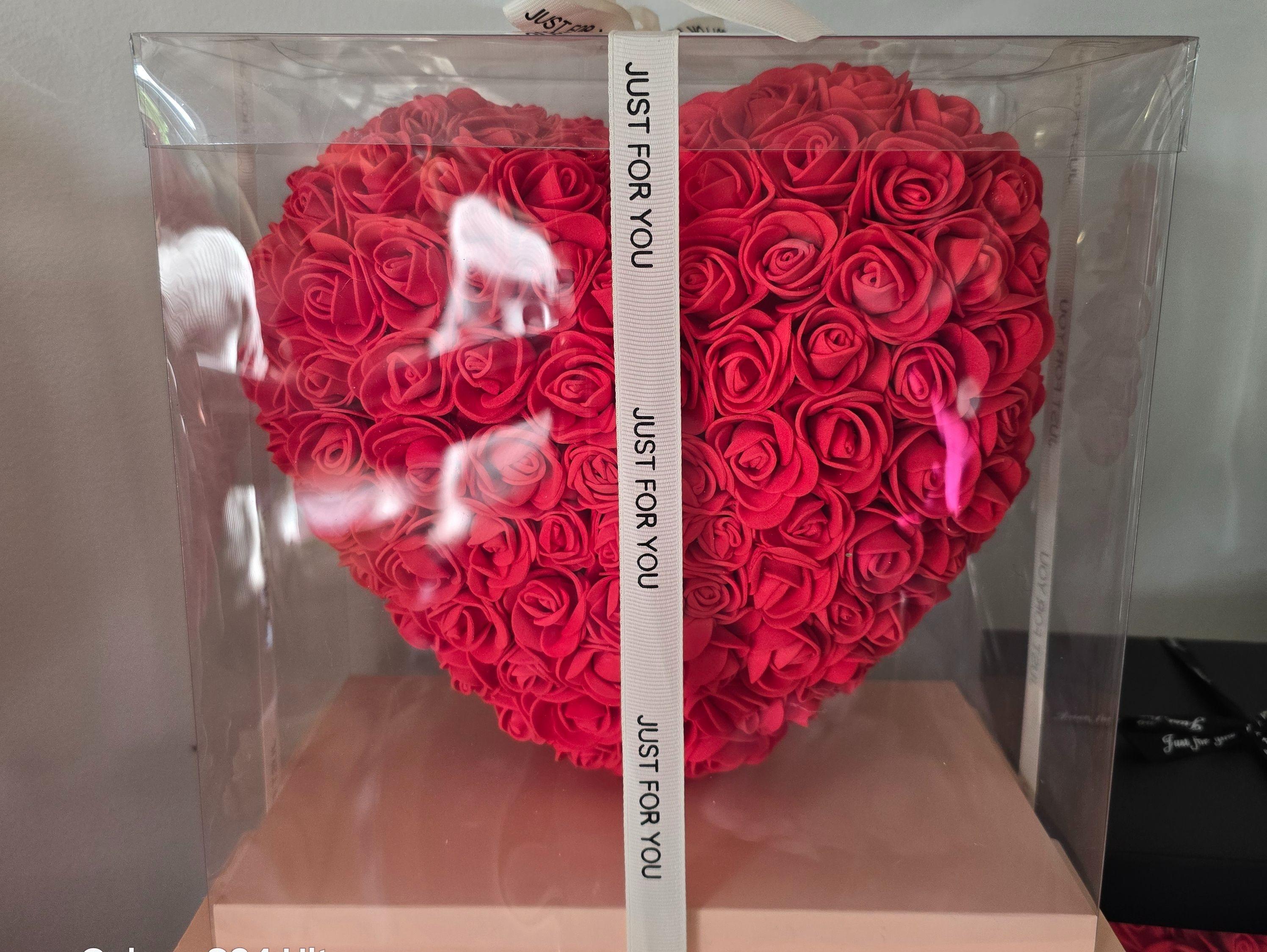 Cœur de fleurs rouges artificielles