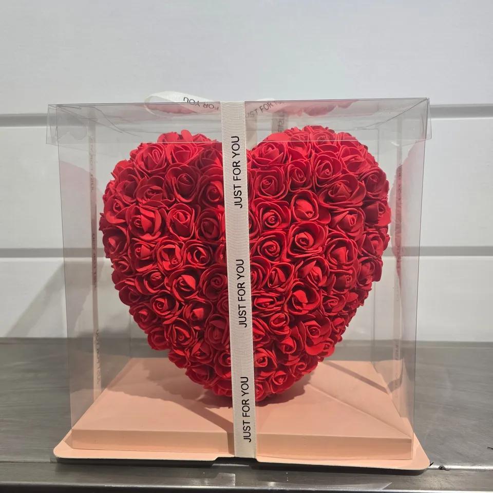 Cœur de roses rouges artificielle