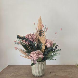 Composition de fleurs séchées et artificielle H 3