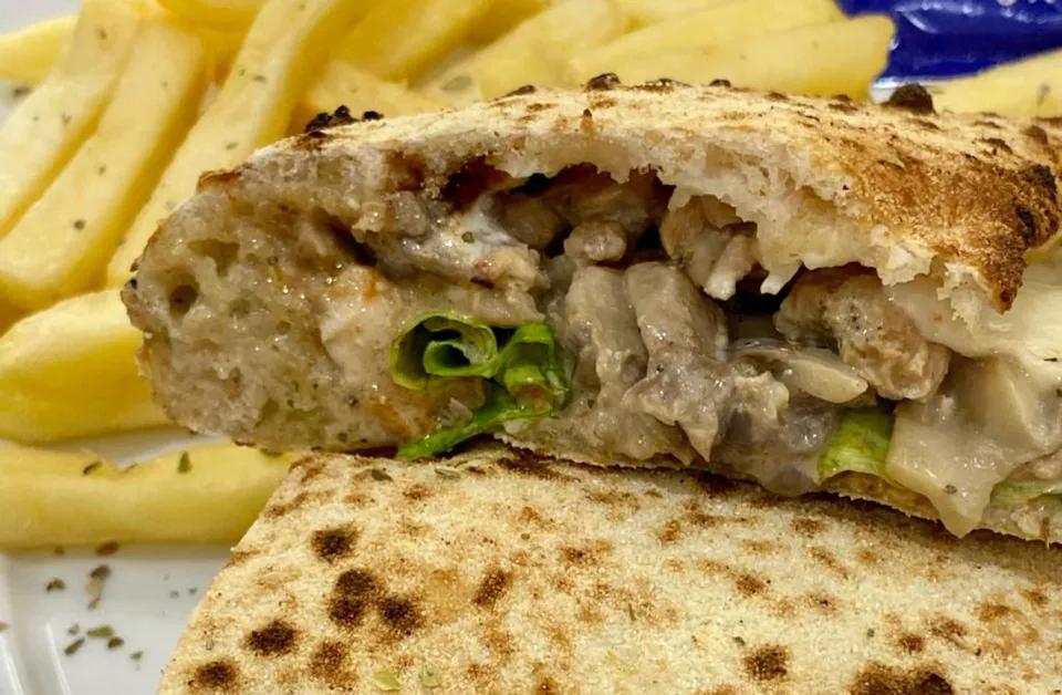 Makloub Cheesy Chicken