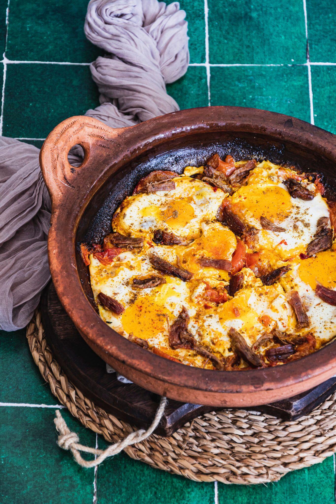 Tajine Aux Oeufs Et Khlii Accompagnés De Tapenade
