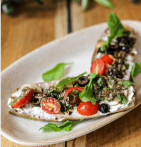 Tartine Labneh aux Olives & aux Légumes Frais