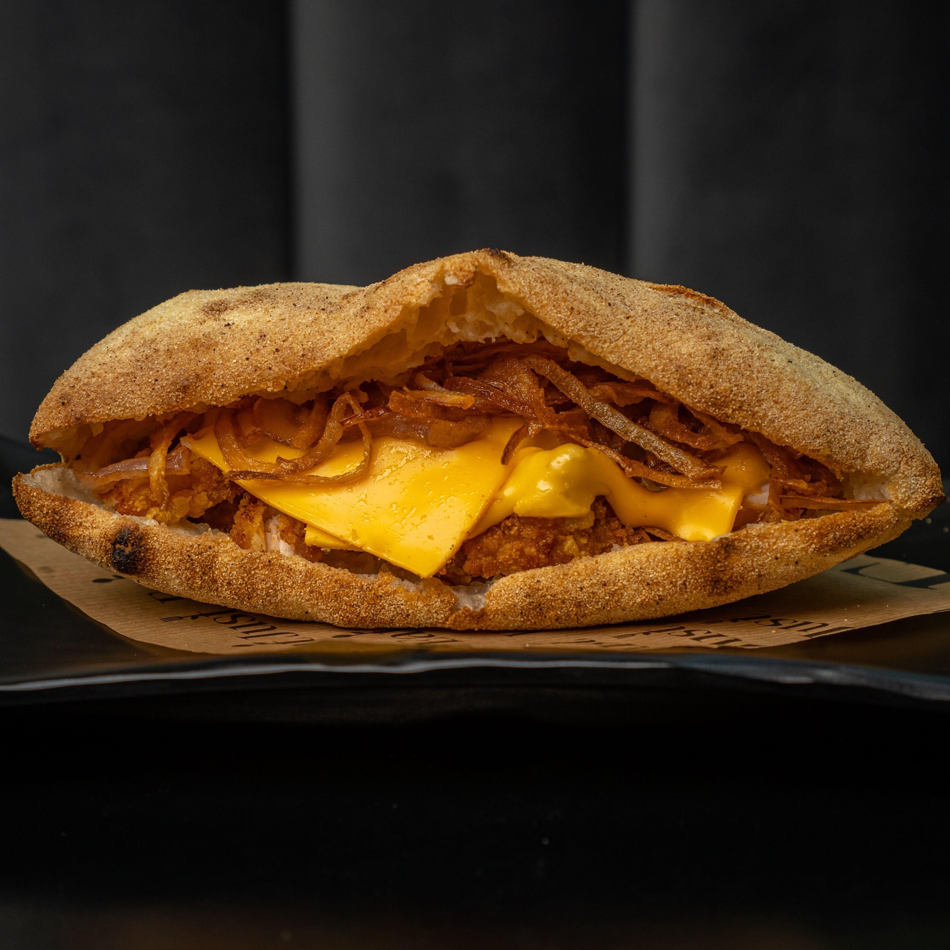 Menu Maxi Puccia Chicken Crispy Cheddar avec Frites et Citronnade Maison