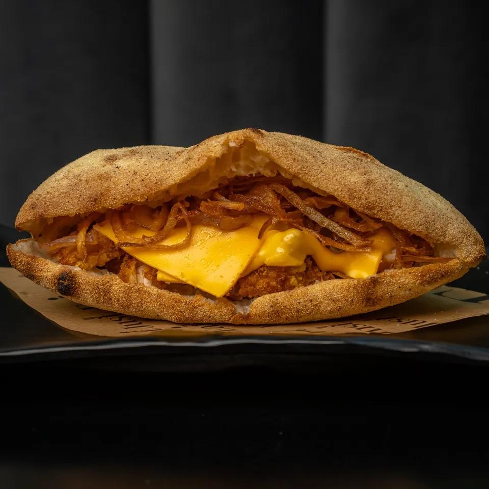 Menu Maxi Puccia Chicken Crispy Cheddar avec Frites et Citronnade Maison