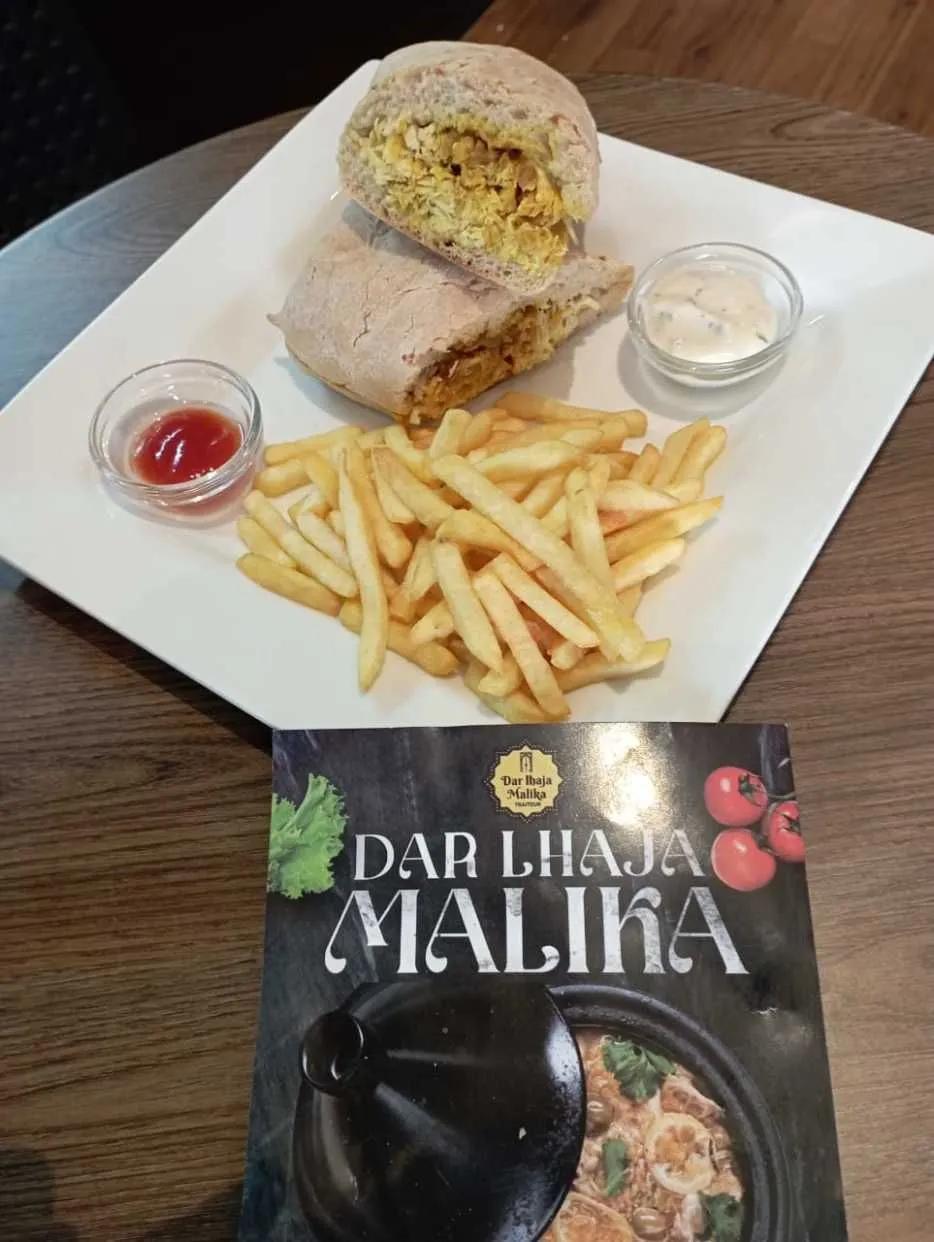 Sandwich Beldi Poulet Sauce Daghmira Frites ساندويتش دجاج بالدغميرة مع فريت