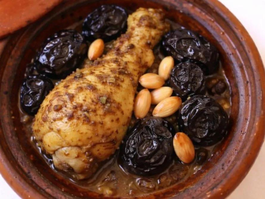 Lunch box poulet au pruneaux avec carotte sauté et pomme de terre. دجاج بالبرقوق مع خيزو مشرمل و بطاطس مشرملة