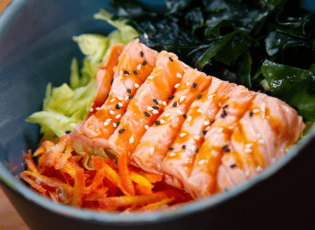 Salade au saumon tataki, vinaigrette au miso