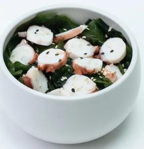 Salade d'algues wakame au poulpe