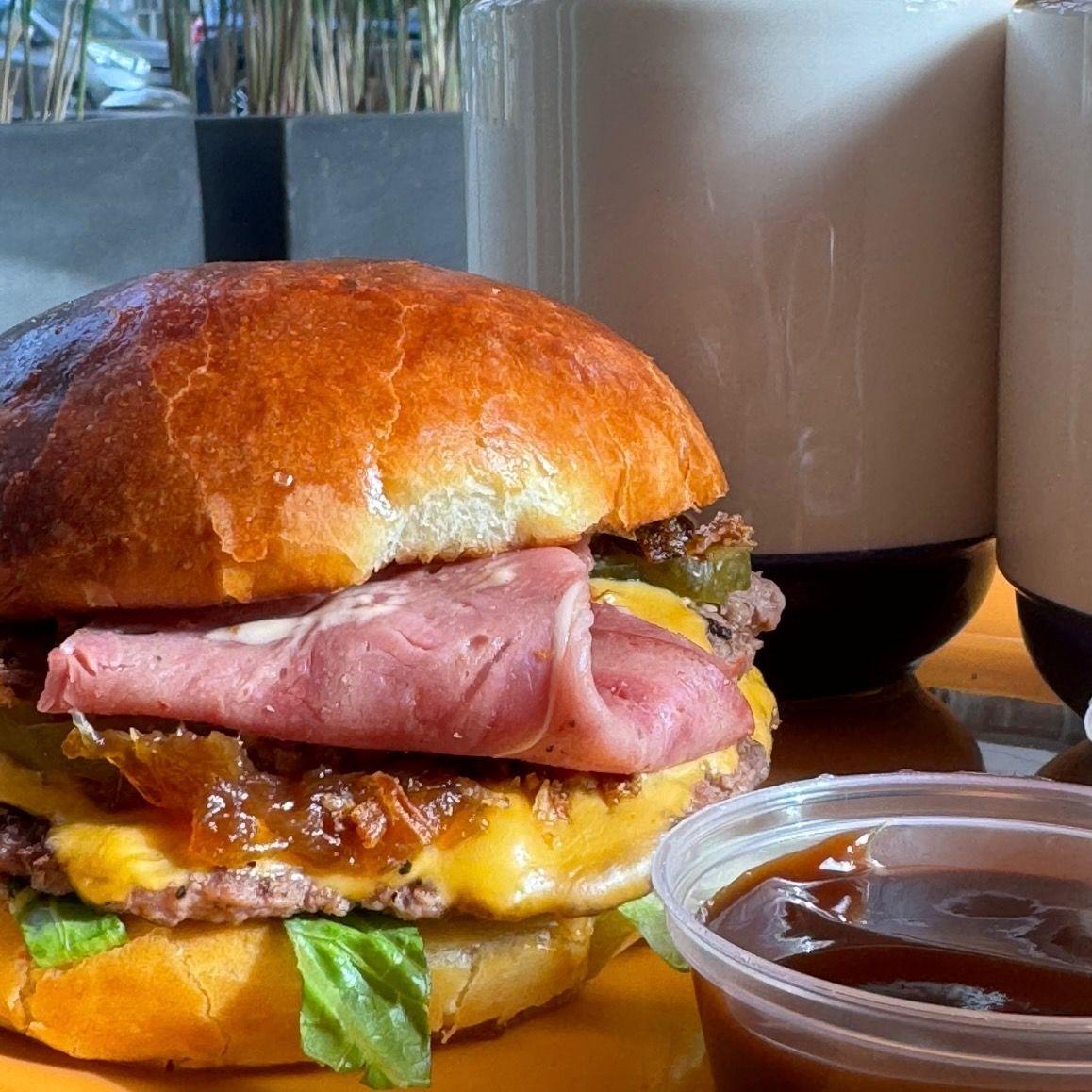 Menu Double Cheeseburger