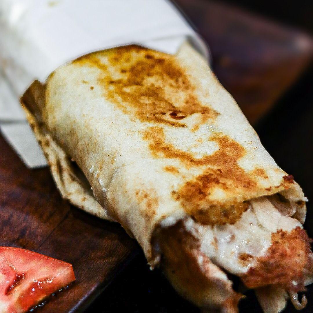 Sandwich Chawarma Poulet شاورما دجاج+ تومية+مخلل بداخل