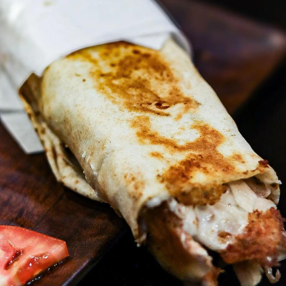 Sandwich Chawarma Poulet شاورما دجاج+ تومية+مخلل بداخل