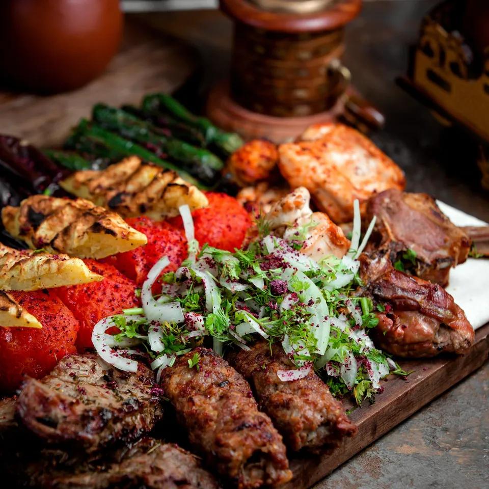 Plats Saucisse De Poulet Barbecue Servie Avec Salade Marocaine Et Frite Et Tomate Oignon Grillé