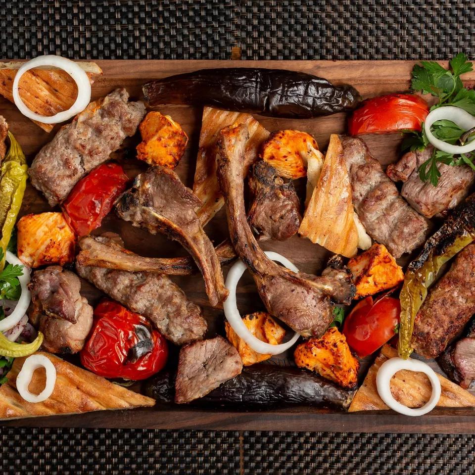 Plats Viande Hachée ° Frite ° Salade Marocain ° Salade Grillé ° Pain ° Soda