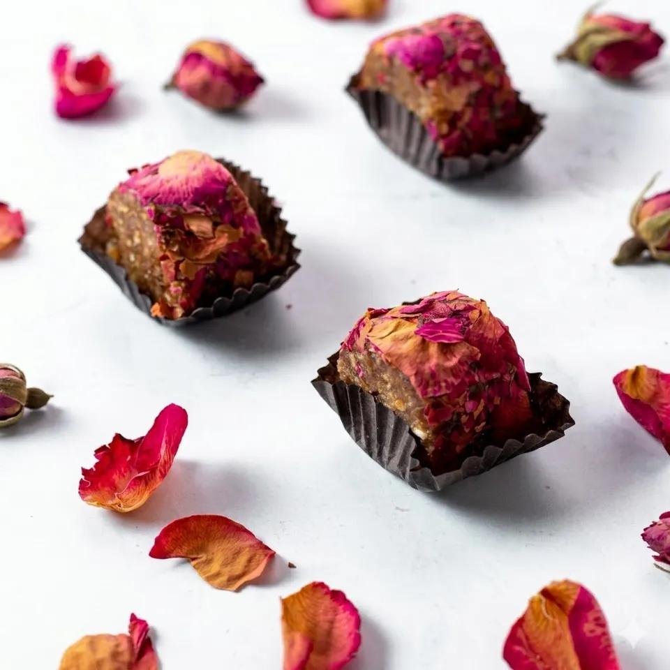 Bouchées de Dattes à la Rose