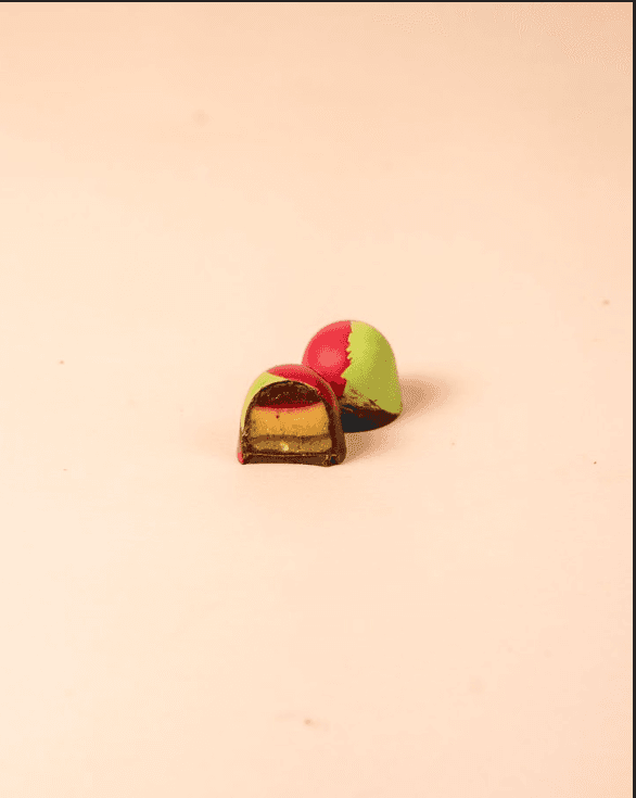 Chocolat noir gel framboise ganache pistache pralinÃ© pistache