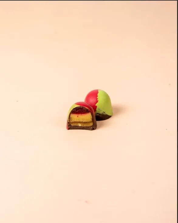 Chocolat noir gel framboise ganache pistache pralinÃ© pistache