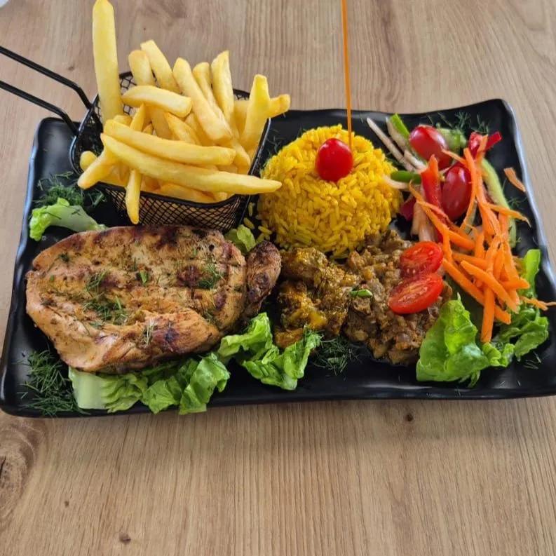 1/2 poulet au feu de bois avec garnitures