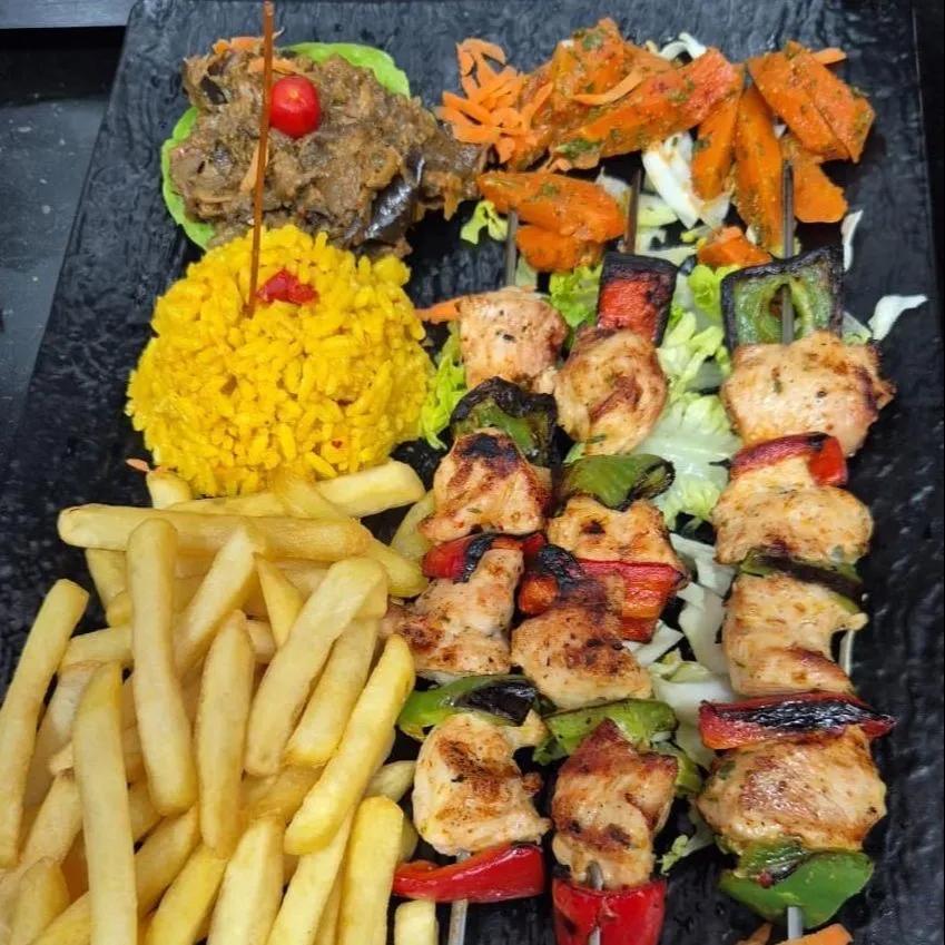 Brochettes de poulet marinÃ©s avec garnitures