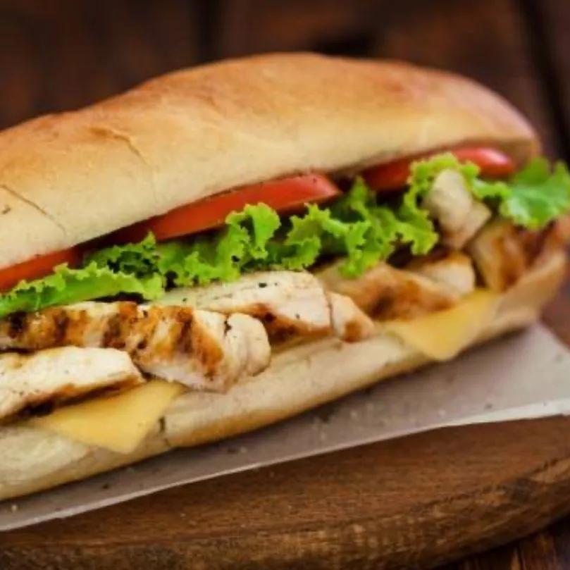 Sandwich filet de poulet avec frites