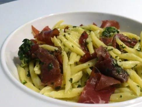Penné à la bresaola sauce pesto