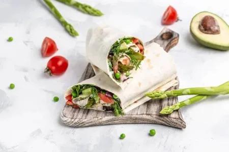 Wrap chicken avocado + jus exotique +salade de fruits
